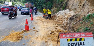 Personal de COVIAL atiende un derrumbe en la ruta CA 1 occidente, en San Lucas Sacatepéquez. Foto: COVIAL.