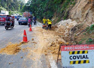 Personal de COVIAL atiende un derrumbe en la ruta CA 1 occidente, en San Lucas Sacatepéquez. Foto: COVIAL.