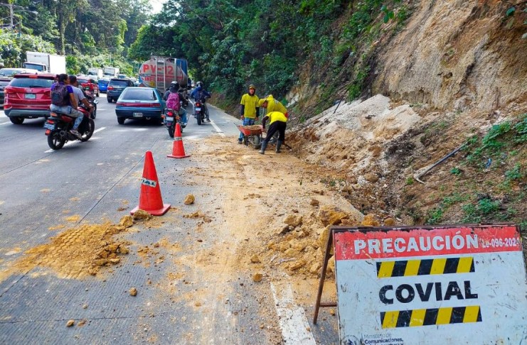 Personal de COVIAL atiende un derrumbe en la ruta CA 1 occidente, en San Lucas Sacatepéquez. Foto: COVIAL.