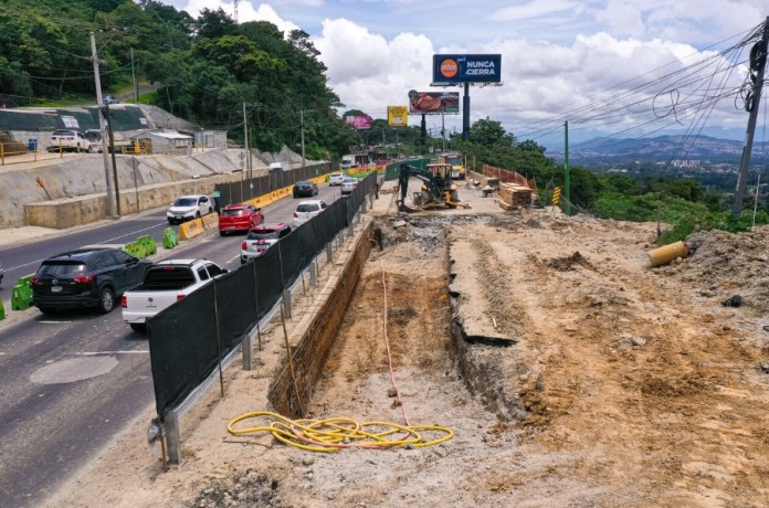 Las adjudicaciones en Covial marchan lento, según datos publicados en Guatecompras. En la imagen trabajos de mantenimiento en carretera a El Salvador. Foto: COVIAL.