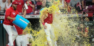 TJ Friedl, de los Rojos de Cincinnati, está empapado después de que conectó un sencillo durante la novena entrada contra los Atléticos de Oakland, el jueves 29 de agosto de 2024, en Cincinnati. Los Rojos ganaron 10-9. (AP Foto/Carolyn Kaster)