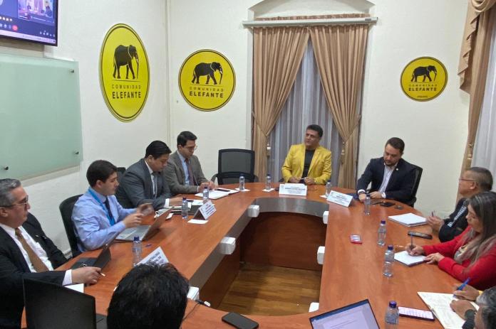 El diputado Rodrigo Pellecer (amarillo) seÃ±ala que presentarÃ¡ una denuncia contra el presidente, Bernardo ArÃ©valo. Foto: JosÃ© Orozco