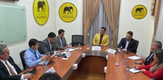 El diputado Rodrigo Pellecer (amarillo) señala que presentará una denuncia contra el presidente, Bernardo Arévalo. Foto: José Orozco