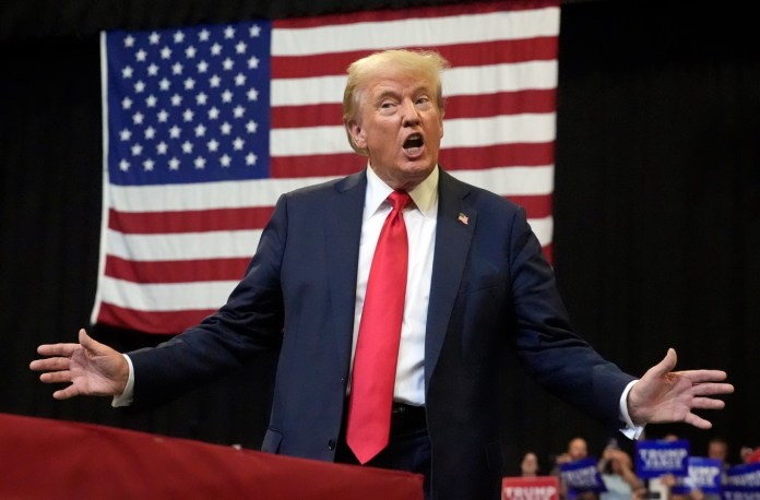 El candidato presidencial republicano y expresidente Donald Trump llega para hablar en un mitin en Bozeman, Montana, el viernes 9 de agosto de 2024. (Foto AP/Rick Bowmer)