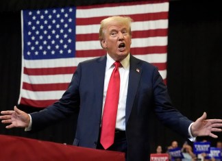 El candidato presidencial republicano y expresidente Donald Trump llega para hablar en un mitin en Bozeman, Montana, el viernes 9 de agosto de 2024. (Foto AP/Rick Bowmer)
