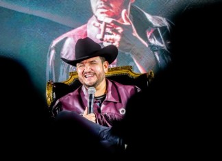 El cantante de música regional mexicana Edén Muñoz habla durante una conferencia de prensa en Ciudad de México (México). EFE/Isaac Esquivel