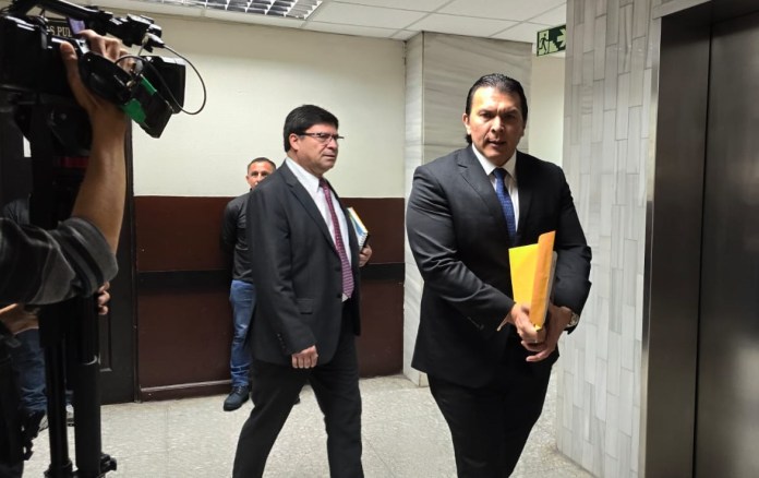 Magistrados Ranulfo Rojas y Vladimir Aguilera se retiran tras la suspensión de la audiencia. Foto: Sergio Osegueda