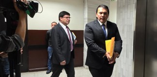 Magistrados Ranulfo Rojas y Vladimir Aguilera se retiran tras la suspensión de la audiencia. Foto: Sergio Osegueda
