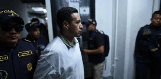 Edy Vásquez fue trasladado al juzgado penal de Chimaltenango para que resuelva su situación legal. Foto: Fabricio Alonzo