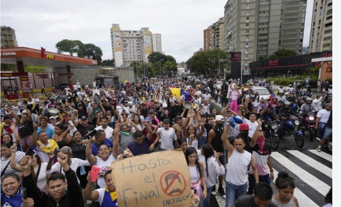 Manifestantes marchan contra los resultados oficiales de las elecciones que declaran ganador al presidente Nicolás Maduro, el día después de los comicios en Caracas, Venezuela, el lunes 29 de julio de 2024. (AP Foto/Matías Delacroix)