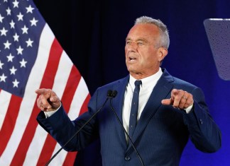 Robert F. Kennedy Jr. anuncia que pone fin a su campaña para la presidencia en Phoenix, Arizona, EE.UU., el 23 de agosto de 2024. Kennedy luego respaldó al candidato presidencial republicano Donald Trump y culpó a los ataques de los demócratas por sus acciones. (Elecciones, Fénix) EFE/EPA/DAVID BLAKEMAN