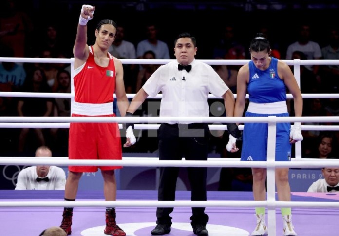 Imane Khelif (I) de Argelia es declarada ganadora después de que Angela Carini de Italia abandonara su combate en los octavos de final de las preliminares de 66 kg femenino contra Imane Khelif en las competencias de Boxeo en los Juegos Olímpicos de París 2024, en la Arena del Norte de París en Villepinte, Francia, el 01 de agosto de 2024. (Francia, Italia) EFE/EPA/YAHYA ARHAB