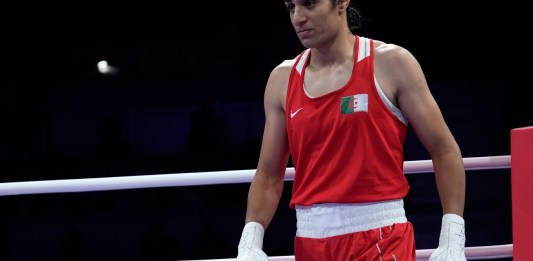 Imane Khelif, de Argelia, después de vencer a la italiana Angela Carini en su combate de peso ligero femenino de los Juegos Olímpicos, el jueves 1 de agosto de 2024, en Villepinte, Francia. (AP Foto/John Locher)