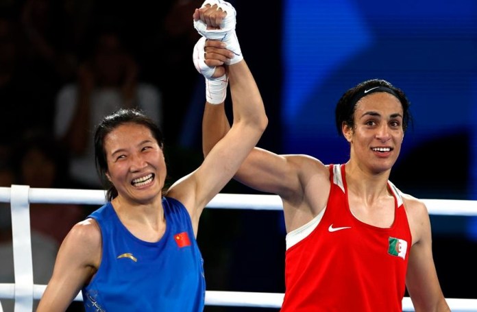 Imane Khelif de Argelia (rojo) celebra su victoria ante Yang Liu de China en la final de 66 kg femenino de las competencias de boxeo en los Juegos Olímpicos de París 2024, en Roland Garros en París, Francia, el 09 de agosto de 2024. (Francia) EFE/EPA/MAST IRHAM