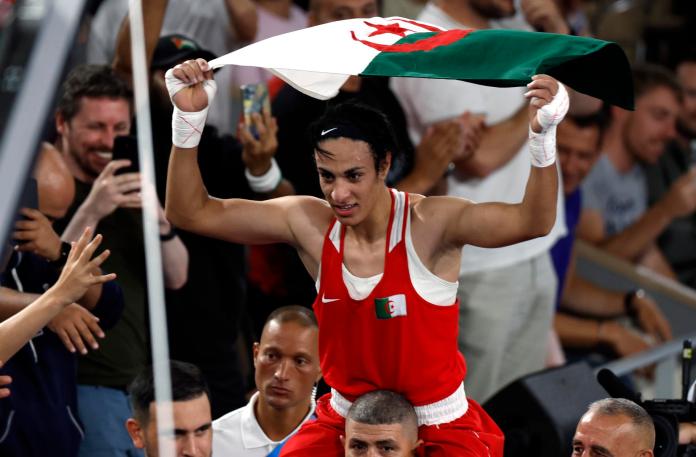 Imane Khelif de Argelia celebra su victoria ante Yang Liu de China en la final de 66 kg femenino de las competencias de boxeo en los Juegos Olímpicos de París 2024, en Roland Garros en París, Francia, el 09 de agosto de 2024.