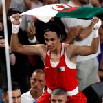 Imane Khelif de Argelia celebra su victoria ante Yang Liu de China en la final de 66 kg femenino de las competencias de boxeo en los Juegos Olímpicos de París 2024, en Roland Garros en París, Francia, el 09 de agosto de 2024.