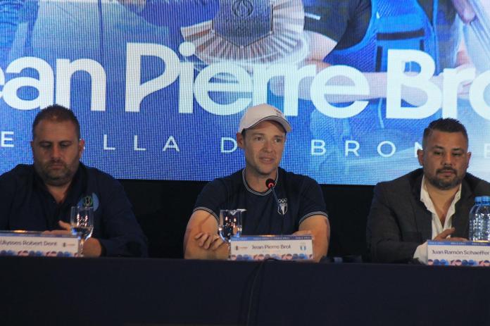 Jean Pierre Brol, medallista olímpico Paris 2024 durante la conferencia de prensa a su regreso a Guatemala. Foto: La Hora/José Orozco