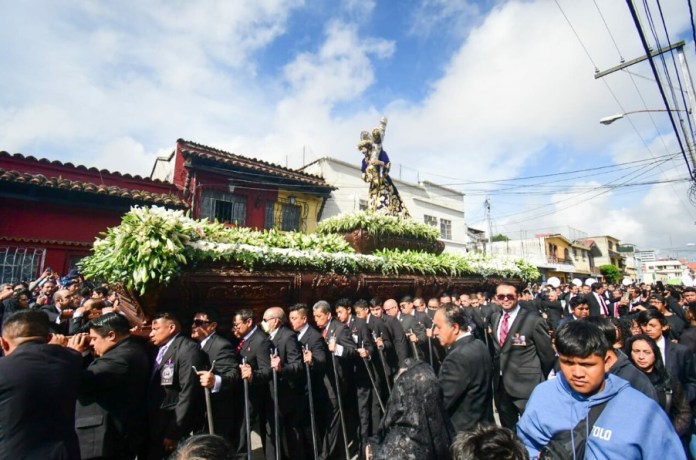 Por espacio de 4 horas, Jesús de la Merced recorrió calles y avenidas aledañas al templo. Foto: Sergio Osegueda