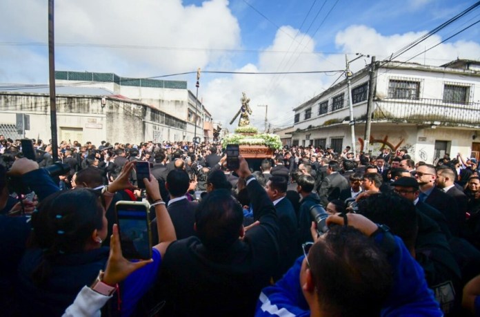 Cientos de devotos salieron al paso del cortejo procesional. Foto: Sergio Osegueda