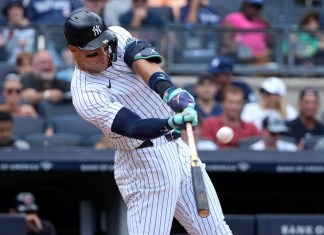 Aaron Judge de los Yankees de Nueva York batea un jonrón en la cuarta entrada ante los Guardianes de Cleveland el jueves 22 de agosto del 2024. (AP Foto/Pamela Smith)