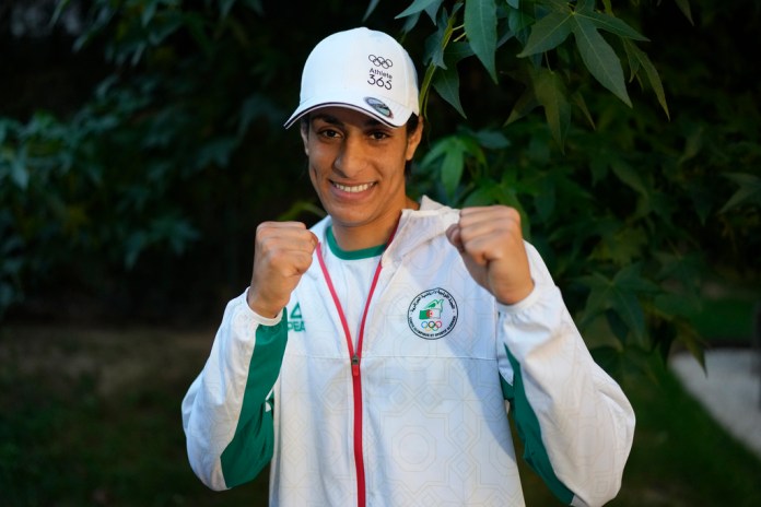 La boxeadora argelina, Imane Khelif posa para una foto luego de una entrevista con SNTV en los Juegos Olímpicos de Verano 2024, el domingo 4 de agosto de 2024, en París, Francia. (AP FotoVadim Ghirda)