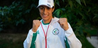 La boxeadora argelina, Imane Khelif posa para una foto luego de una entrevista con SNTV en los Juegos Olímpicos de Verano 2024, el domingo 4 de agosto de 2024, en París, Francia. (AP FotoVadim Ghirda)