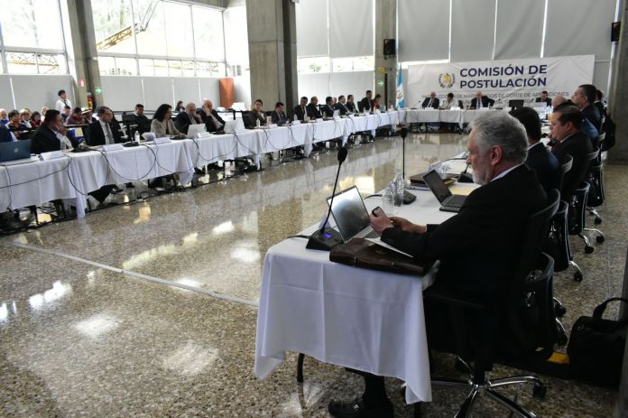 Los comisionados llevan dos semanas discutiendo la sede de las postuladoras para magistrados del Organismo Judicial. Foto: Daniel Ramírez