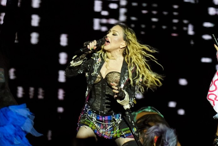 Madonna actúa en el espectáculo final de su gira Celebration, en la playa de Copacabana en Río de Janeiro, Brasil, el 4 de mayo de 2024. Madonna celebrará su cumpleaños 66 con un recorrido nocturno privado por el famoso sitio arqueológico italiano de Pompeya, dijeron autoridades. (Foto AP/Silvia Izquierdo, archivo)