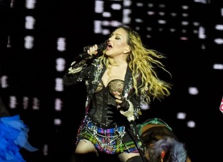 Madonna actúa en el espectáculo final de su gira Celebration, en la playa de Copacabana en Río de Janeiro, Brasil, el 4 de mayo de 2024. Madonna celebrará su cumpleaños 66 con un recorrido nocturno privado por el famoso sitio arqueológico italiano de Pompeya, dijeron autoridades. (Foto AP/Silvia Izquierdo, archivo)