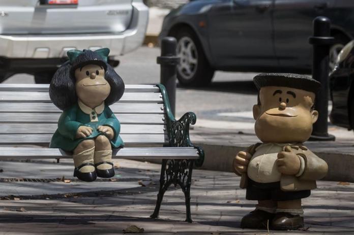 Fotografía de una escultura de Mafalda y Manolito en una muestra en Caracas (Venezuela). EFE/ Miguel Gutiérrez