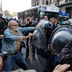 Miembros de la Policía Federal Argentina (PFA) se enfrentan con manifestantes este miércoles, en Buenos Aires (Argentina). EFE/ Juan Ignacio Roncoroni