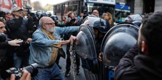 Miembros de la Policía Federal Argentina (PFA) se enfrentan con manifestantes este miércoles, en Buenos Aires (Argentina). EFE/ Juan Ignacio Roncoroni