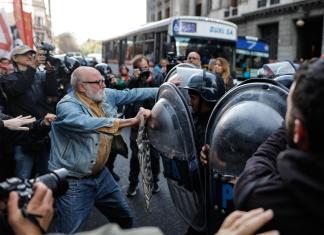 Miembros de la Policía Federal Argentina (PFA) se enfrentan con manifestantes este miércoles, en Buenos Aires (Argentina). EFE/ Juan Ignacio Roncoroni
