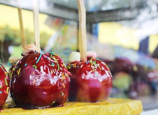 Manzanas caramelizadas cubiertas de anicillos. Foto: Gabriela Álvarez Robelo Flickr