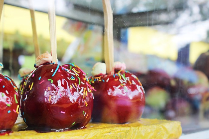 Manzanas caramelizadas cubiertas de anicillos. Foto: Gabriela Álvarez Robelo Flickr