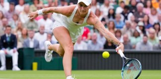 Marketa Vondrousova, de República Checa, intenta devolver una bola durante el partido de tenis contra Jessica Bouzas Maneiro, de España, durante la primera ronda en el torneo de tenis de Wimbledon, en Londres, el martes 2 de julio de 2024. (AP Foto/Kirsty Wigglesworth)