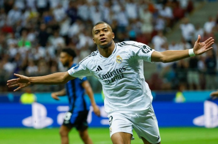 El delantero francés del Real Madrid Kylian Mbappé celebra su gol durante la disputa de la Supercopa de Europa de fútbol que Real Madrid y Atalanta juegan este miércoles en el Estadio Nacional de Polonia, en Varsovia.EFE/ Mariscal