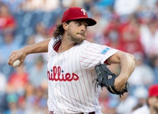 El lanzador de los Filis de Filadelfia Aaron Nola lanza en la primera entrada del encuentro ante los Astros de Houston el martes 27 de agosto del 2024. (AP Foto/Laurence Kesterson)