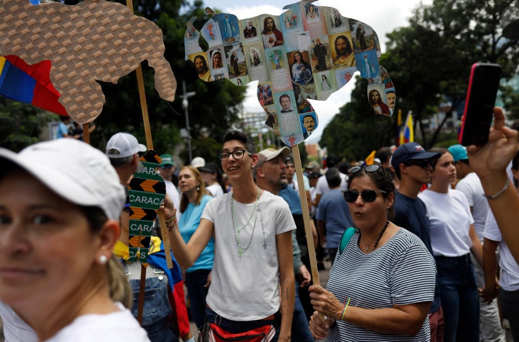 Partidarios esperan la llegada de la líder opositora María Corina Machado, en Caracas, Venezuela, el sábado 3 de agosto de 2024. (Foto AP/Cristian Hernández)