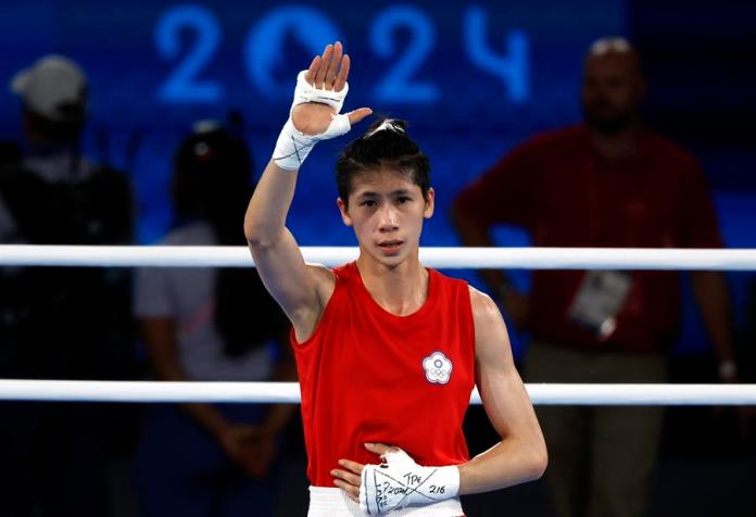 Yu Ting Lin of Taiwan wins against Esra Yildiz Kahraman of Turkey their Women's 57kg semifinal of the Boxing competitions in the Paris 2024 Olympic Games, at Roland Garros in Paris, France, 07 August 2024. (Francia, Turquía) EFE/EPA/YOAN VALAT