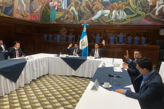 Los integrantes de la comisiÃ³n pesquisidora contra tres magistrados del TSE votan para no retirar la inmunidad. Foto: JosÃ© Orozco