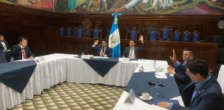 Los integrantes de la comisión pesquisidora contra tres magistrados del TSE votan para no retirar la inmunidad. Foto: José Orozco