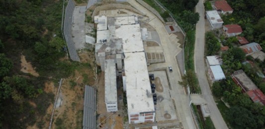 Imagen aérea del hospital en San Pedro Necta, que deja ver el estado de construcción. Foto: CIV