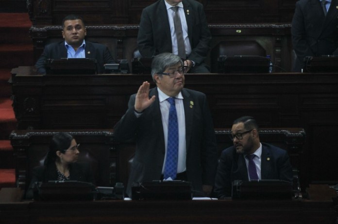 El ministro de Gobernación, Francisco Jiménez, es juramentado para responder con la verdad a las preguntas. Foto: José Orozco