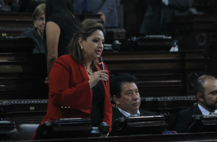 La diputada Sandra Jovel cuestiona al ministro de Gobernación, Francisco Jiménez, por el plan de seguridad durante este gobierno. Foto: José Orozco