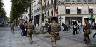 Soldados patrullan la avenida Champs Elysees antes de los Juegos Paralímpicos de París el martes 20 de agosto del 2024. (AP Foto/Aurelien Morissard)