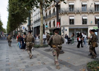 Soldados patrullan la avenida Champs Elysees antes de los Juegos Paralímpicos de París el martes 20 de agosto del 2024. (AP Foto/Aurelien Morissard)