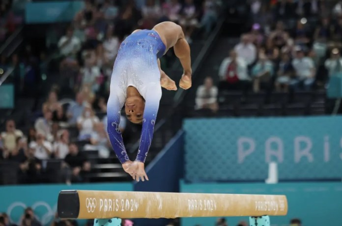 La estadounidense Simone Biles compite en la final de barra de las competiciones de Gimnasia artística en los Juegos Olímpicos de París 2024, en el Bercy Arena de París, Francia. EFE/EPA/TERESA SUÁREZ