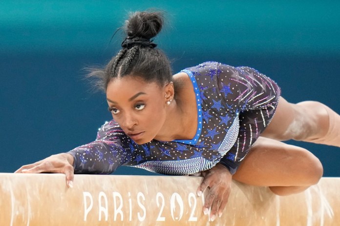 La estadounidense Simone Biles compite en la viga de equilibrio durante la final del all-around femenino de la gimnasia artística de los Juegos Olímpicos de París, el jueves 1 de agosto de 2024. (AP Foto/Natacha Pisarenko)
