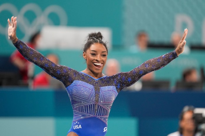 La estadounidense Simone Biles tras competir en la viga de equilibrio durante la final del all-around femenino de la gimnasia artística de los Juegos Olímpicos de París, el jueves 1 de agosto de 2024. (AP Foto//Francisco Seco)